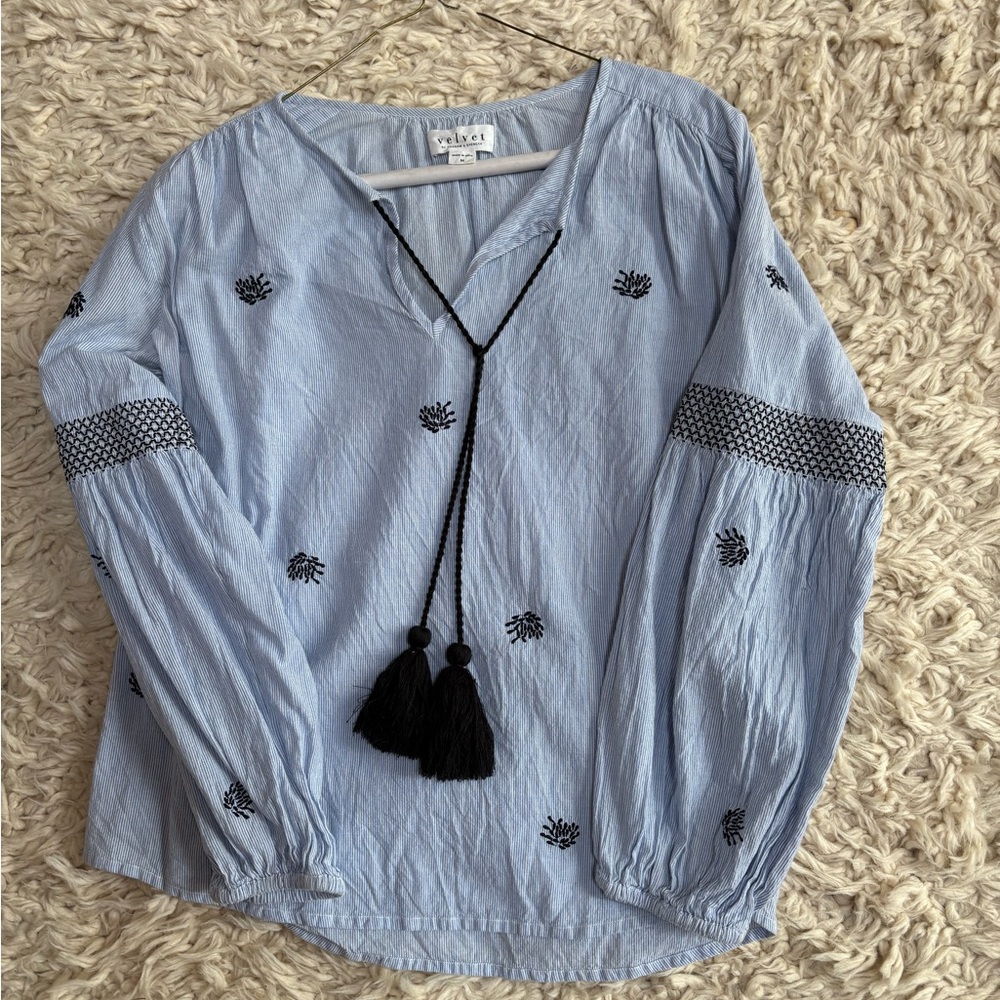 Velvet by Graham and Spencer Seersucker Blue Embroidered Blouse size M